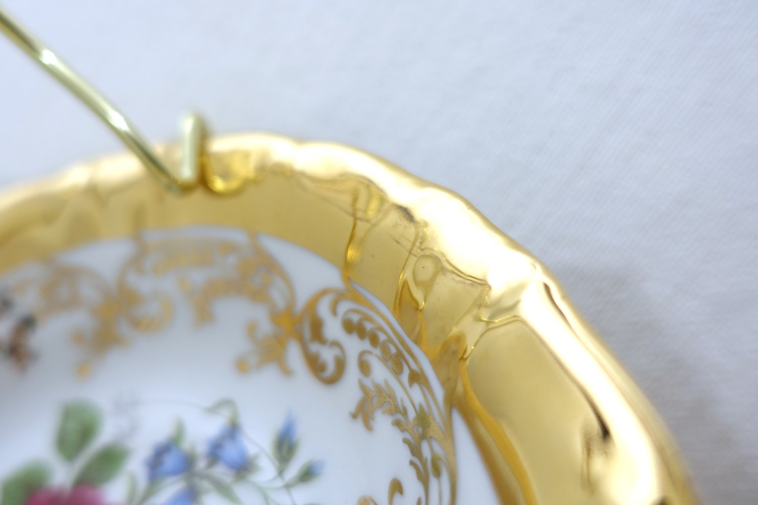 2 Schalen mit Goldrand, Porzellan, Blumenmuster