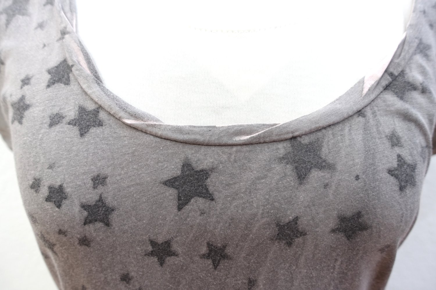 Maison Scotch T-Shirt, grau mit Sternen, Größe 36/38