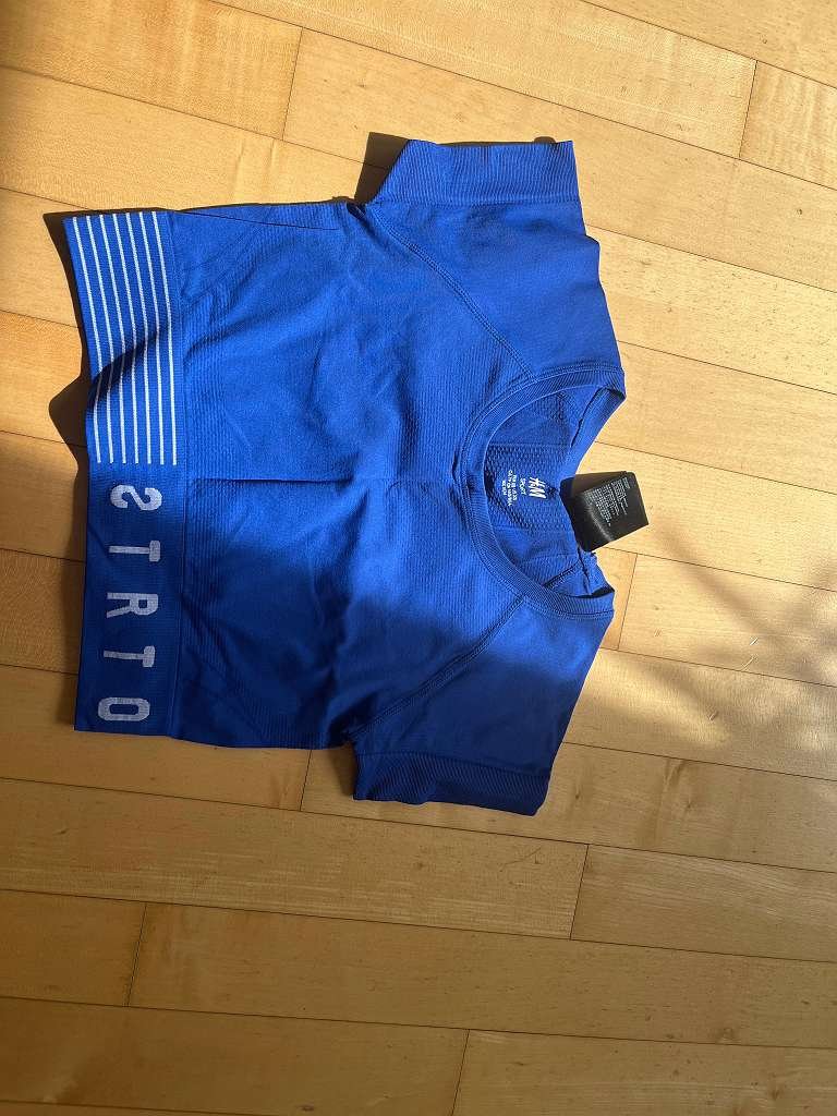 kurzes Sportshirt