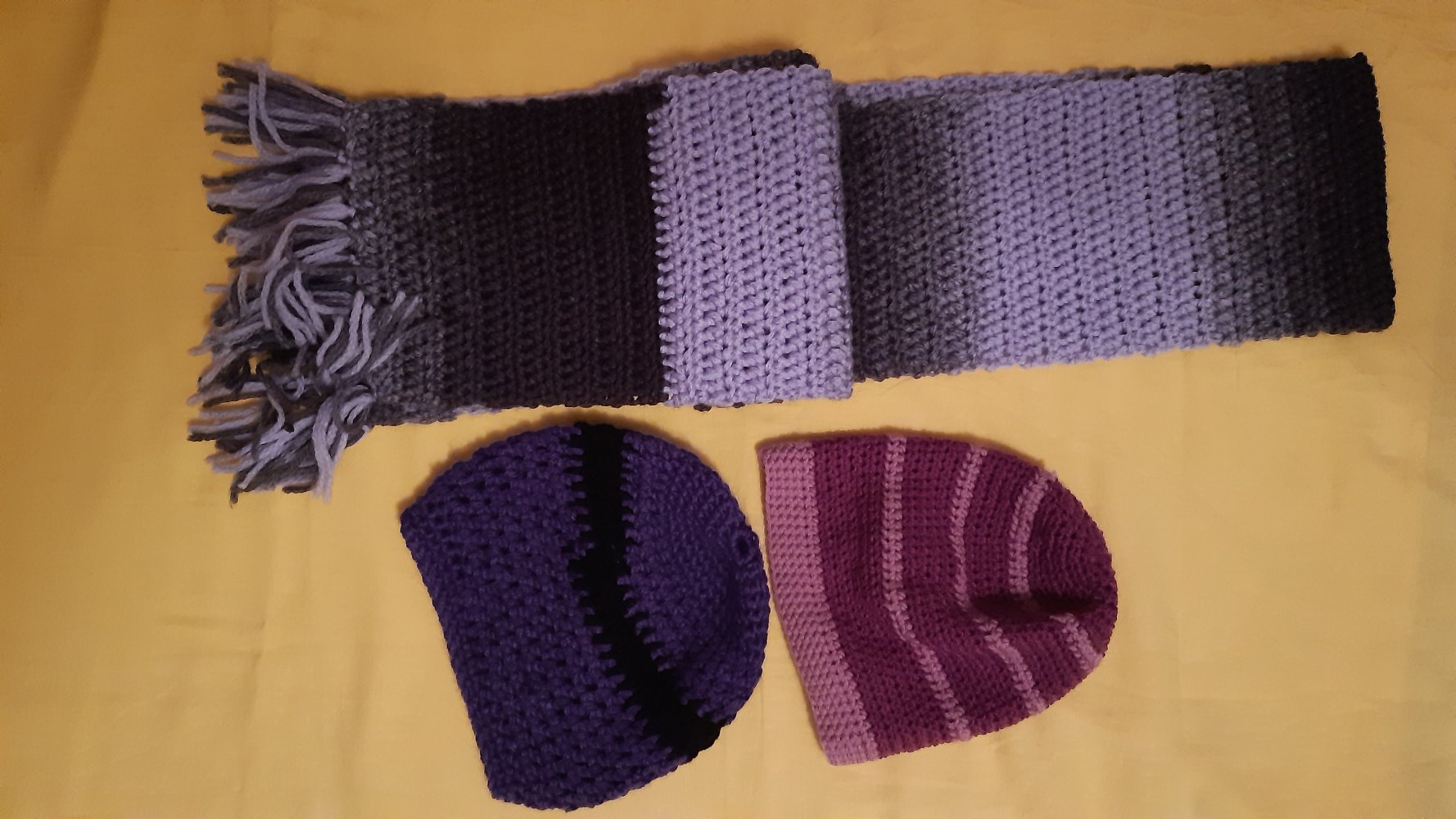 Strickschal + 2 Strickmützen