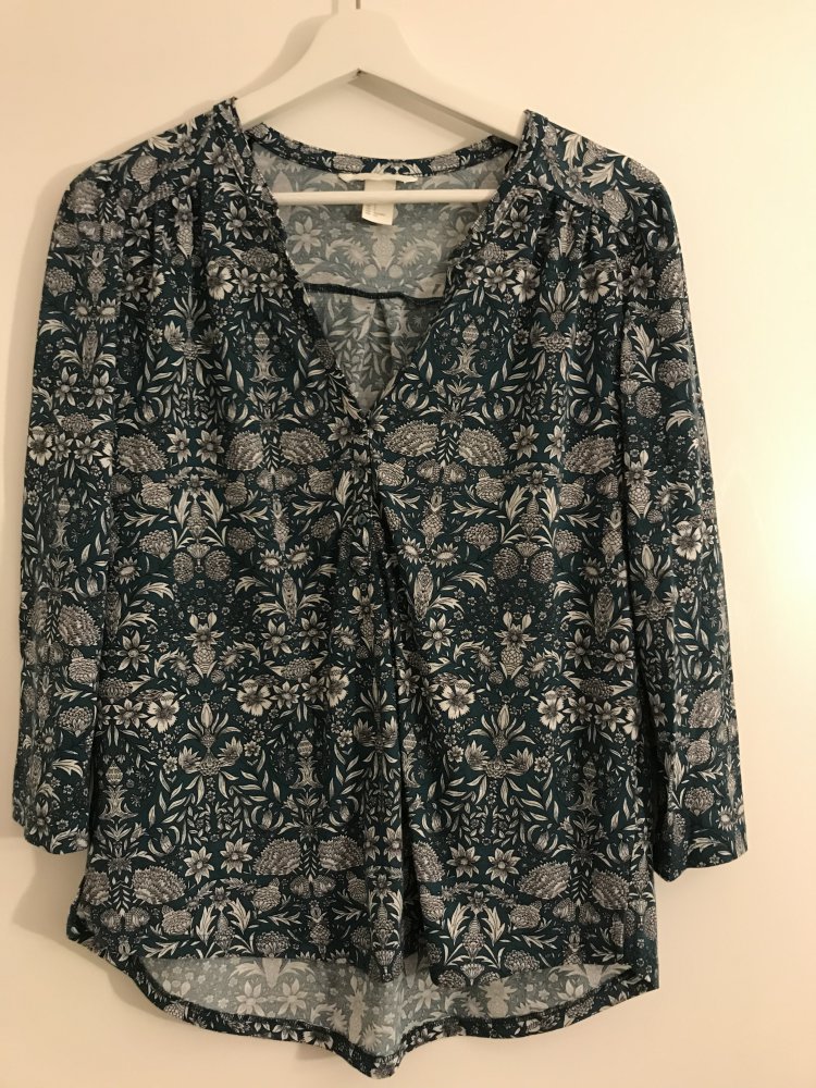 Dunkelgrünes Shirt mit Muster
