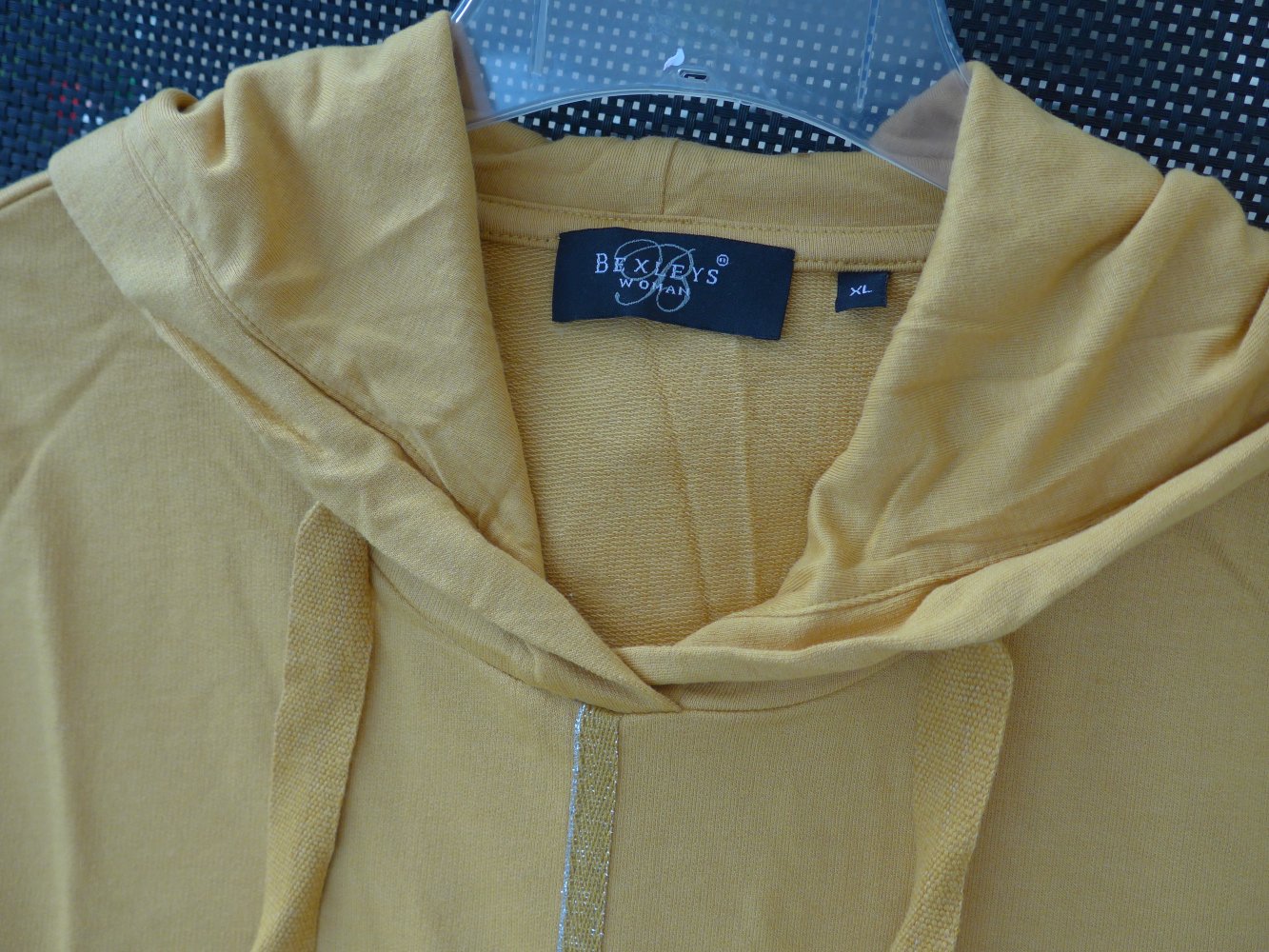 Lässiges Shirt in Senffarben mit Kapuze und Eingrifftaschen