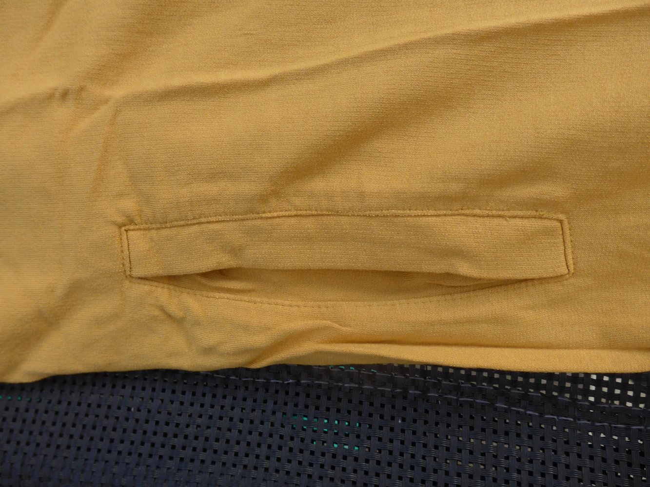 Lässiges Shirt in Senffarben mit Kapuze und Eingrifftaschen