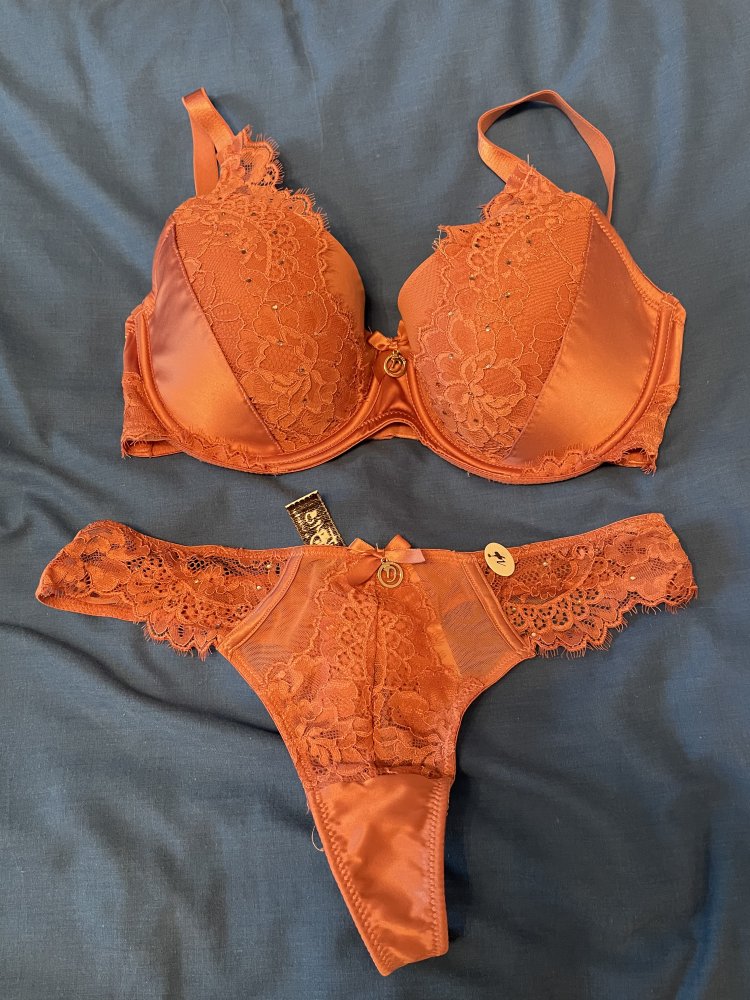 10 BHs plus 8 Strings alles neu 75D 75 E hunkemöller lascana 