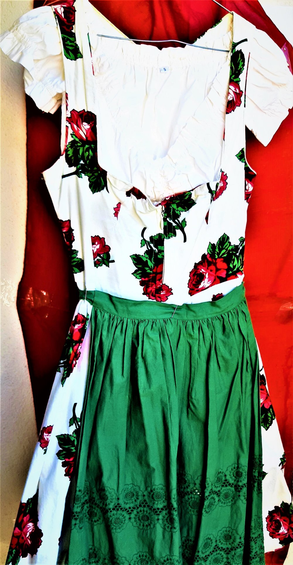 Dirndl weiß m. rotem Rosenmuster m 2 Schürzen und 2 Blusen Gr. 38