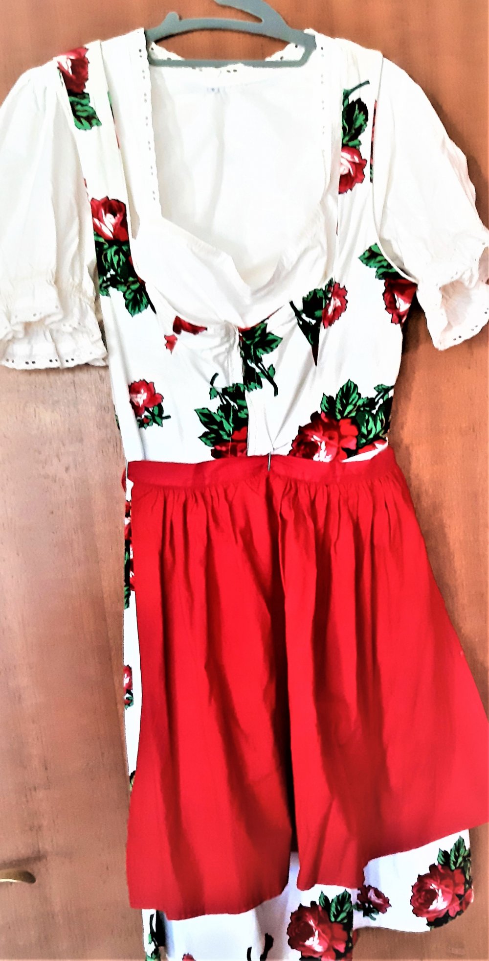 Dirndl weiß m. rotem Rosenmuster m 2 Schürzen und 2 Blusen Gr. 38
