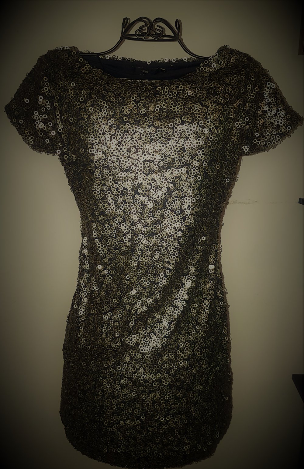 Schwarzes Kleid mit goldenen Pailletten