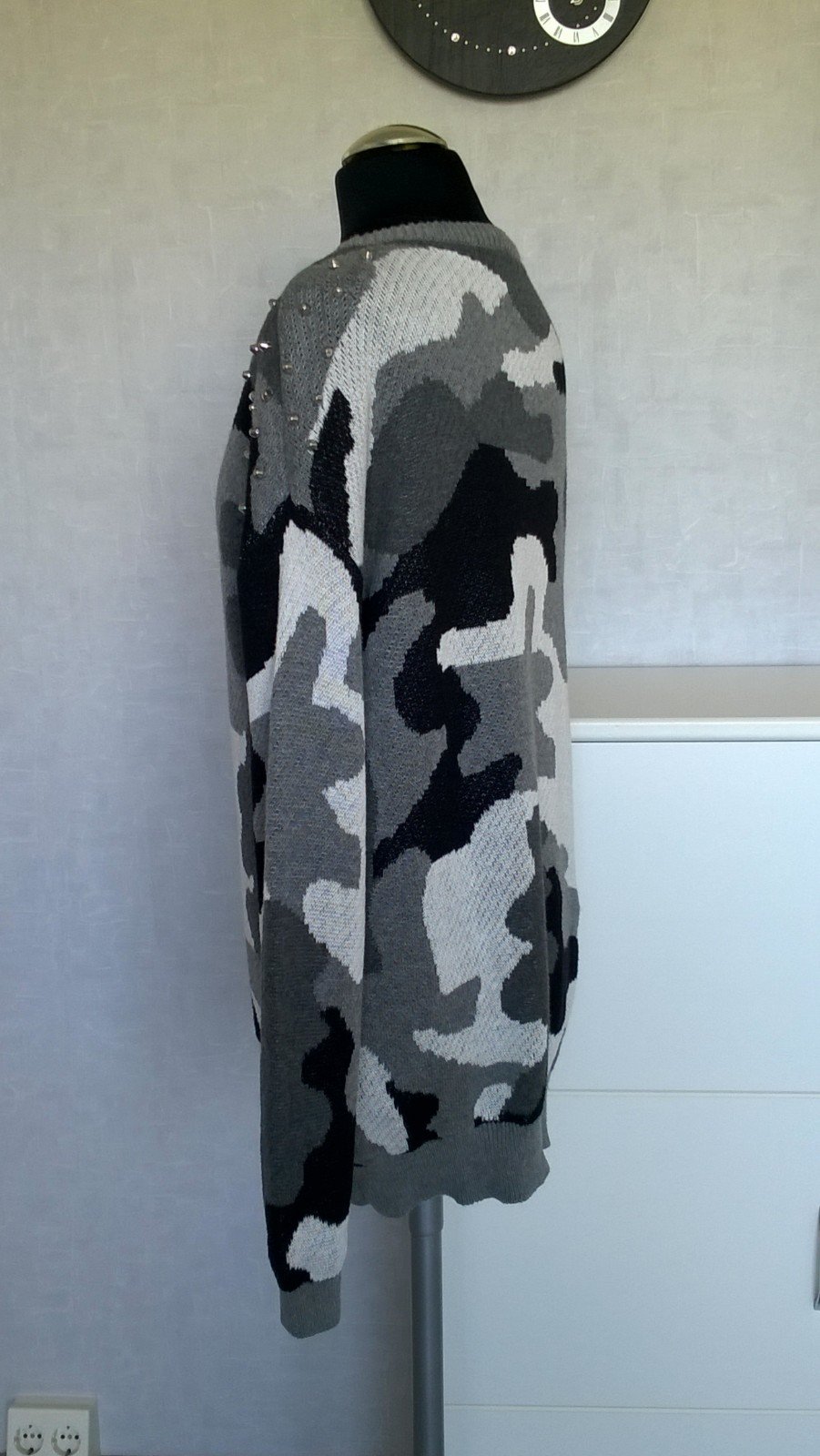 Longpulli Pulli Strickpulli grau schwarz weiß Camouflage mit Nieten Gr. S Forever 21