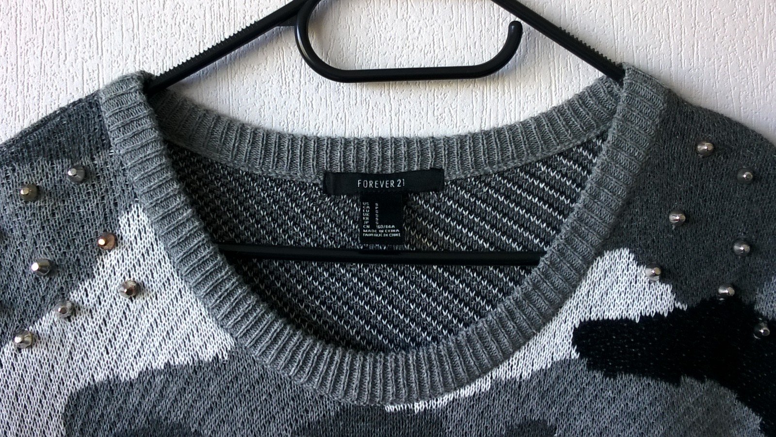 Longpulli Pulli Strickpulli grau schwarz weiß Camouflage mit Nieten Gr. S Forever 21