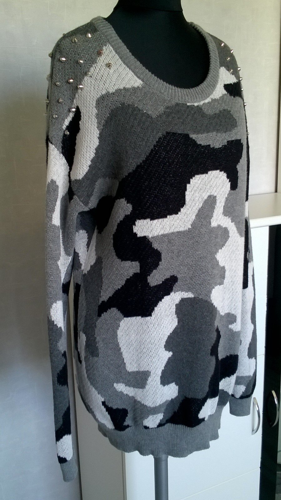 Longpulli Pulli Strickpulli grau schwarz weiß Camouflage mit Nieten Gr. S Forever 21