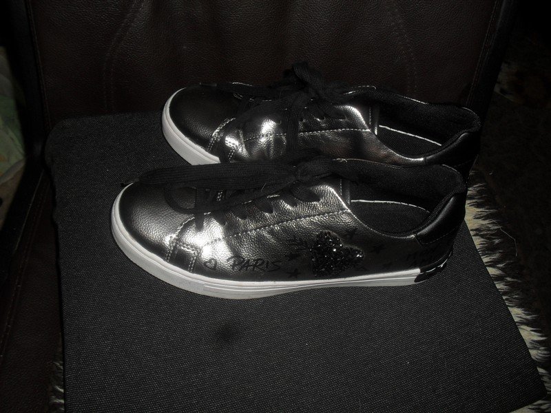 Silberne Sneakers