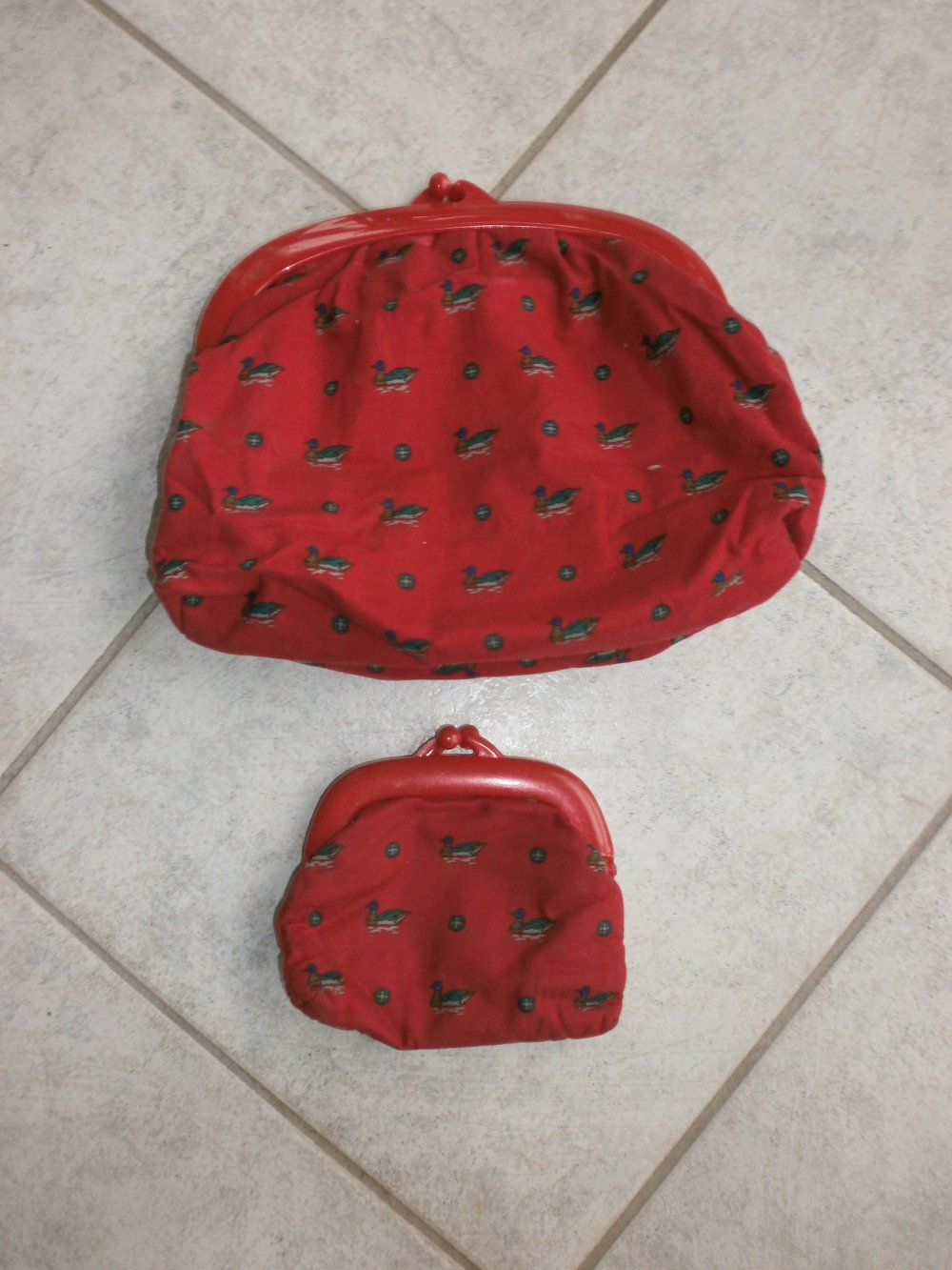 Kosmetiktasche und Schminktasche, Set, rot mit Enten, unbenutzt