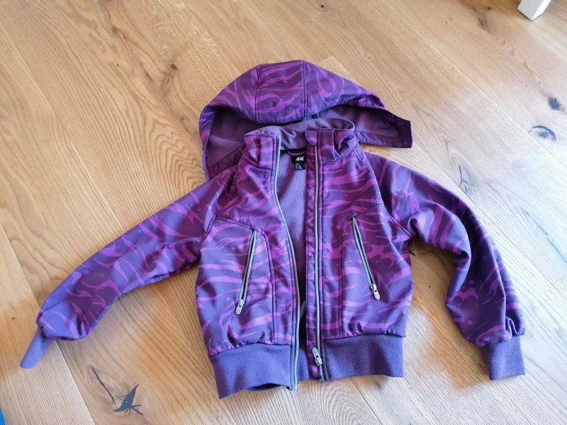 lila Softshelljacke Gr. 140 H&M