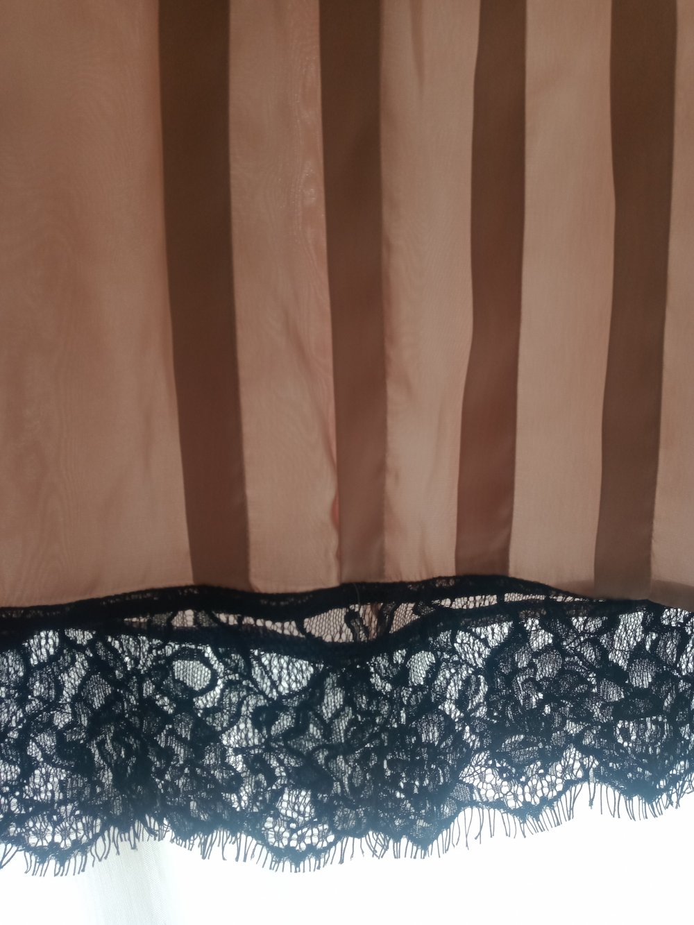 braune Seiden-Bluse mit schwarzen Einsätzen