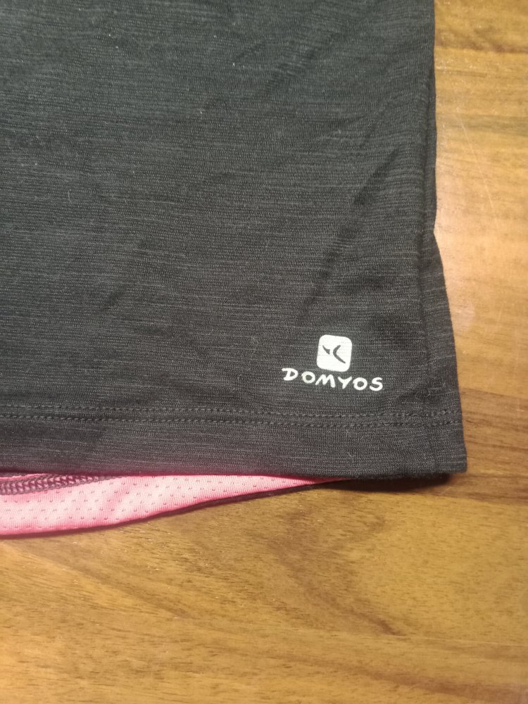 schwarzes Top