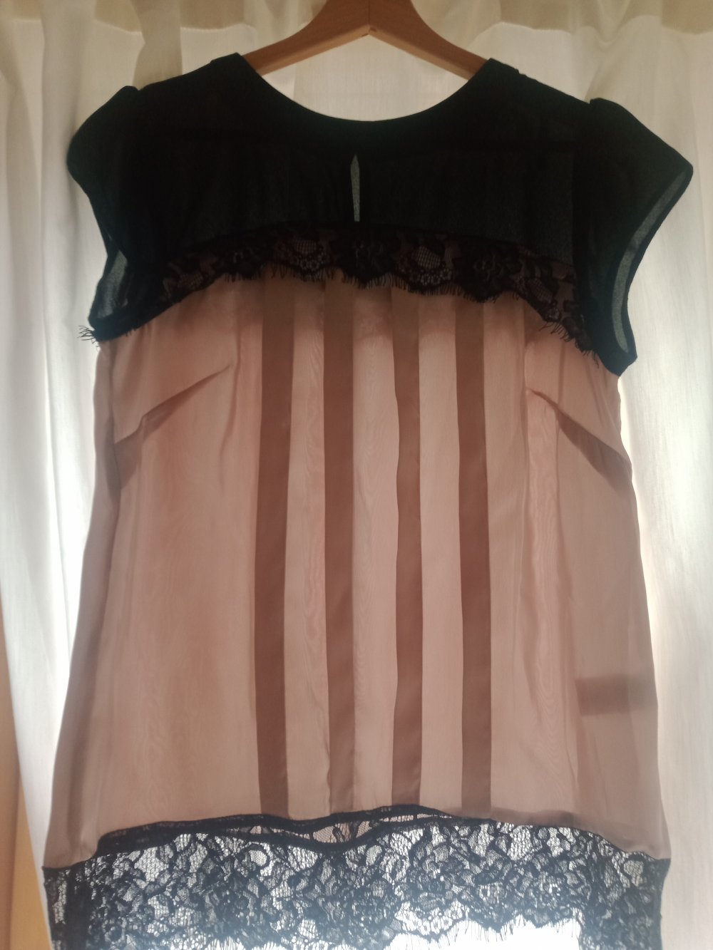 braune Seiden-Bluse mit schwarzen Einsätzen