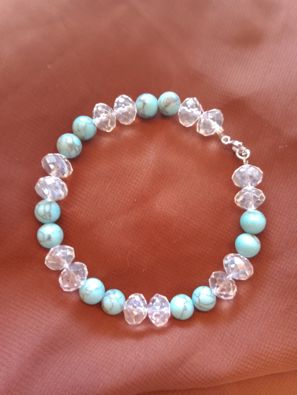 Armband mit Glasperlen und echtem Türkis