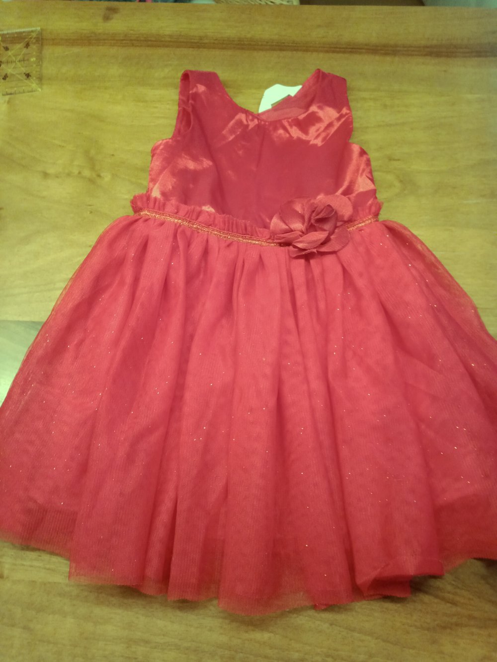 rotes Tüllkleidchen mit Rose