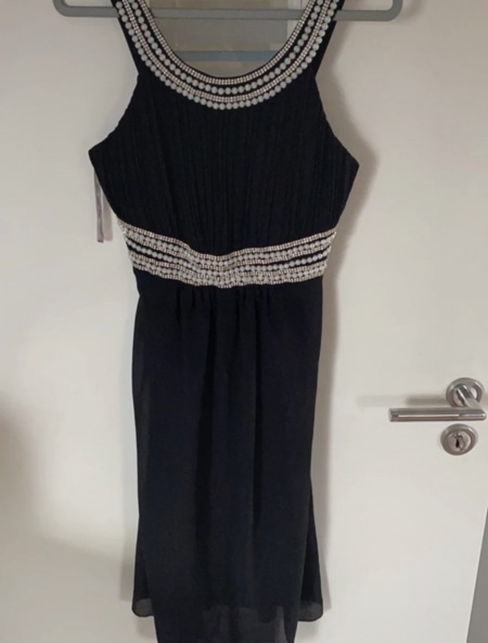 schwarzes Kleid