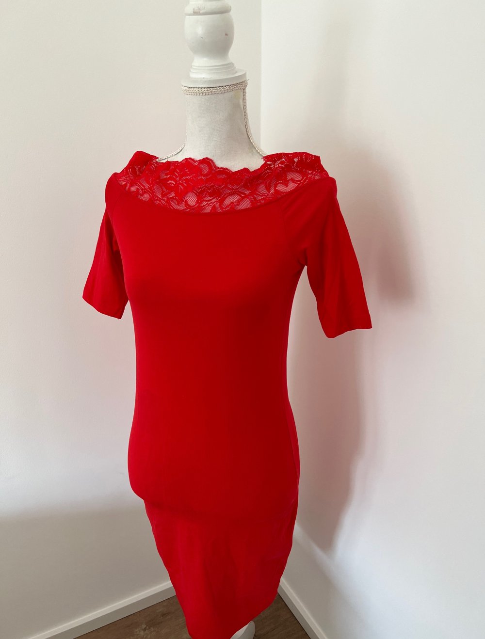 rotes Spitzenkleid NEU