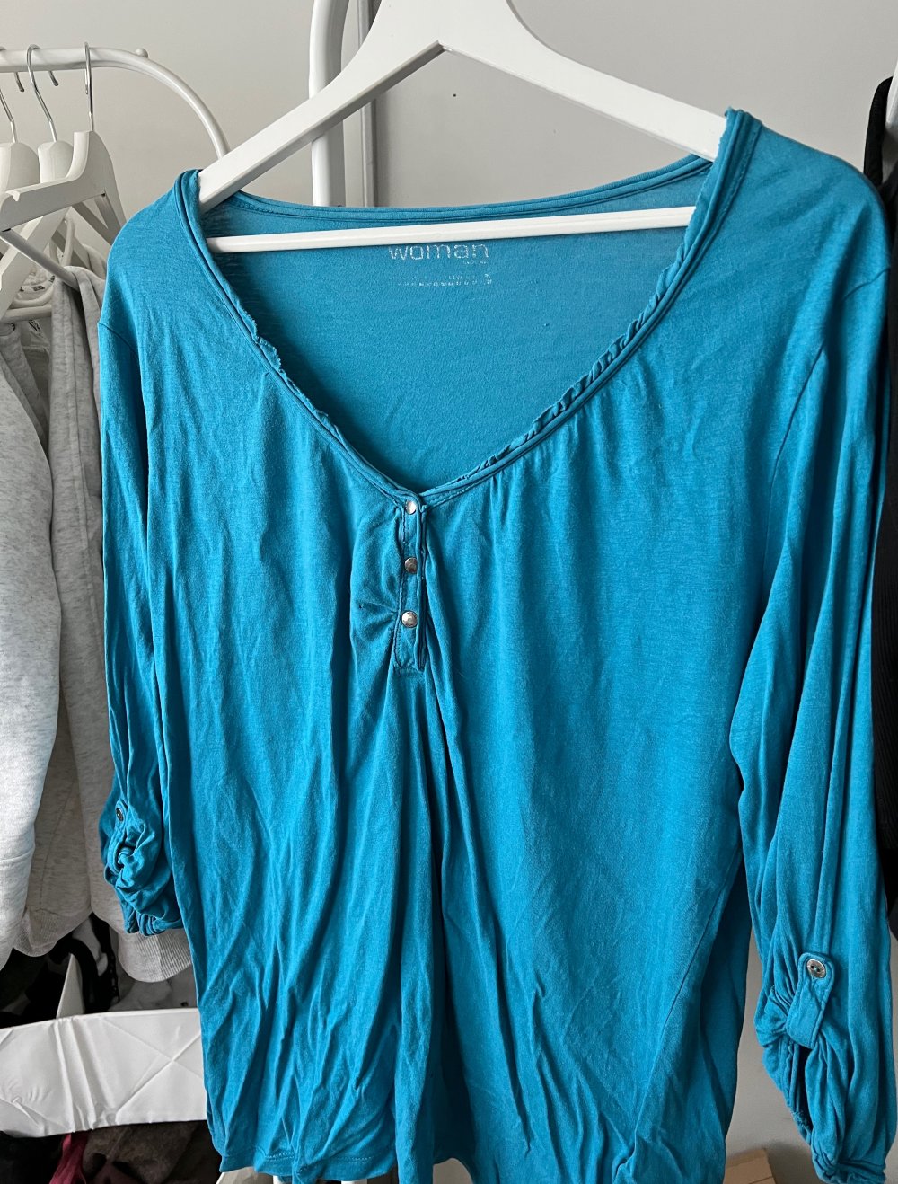 Shirt mit 3/4 Ärmeln V Ausschnitt und süßen Details Größe L