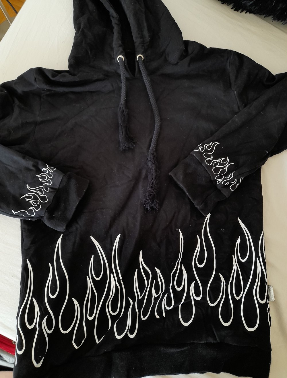 Pullover schwarz mit Flammen