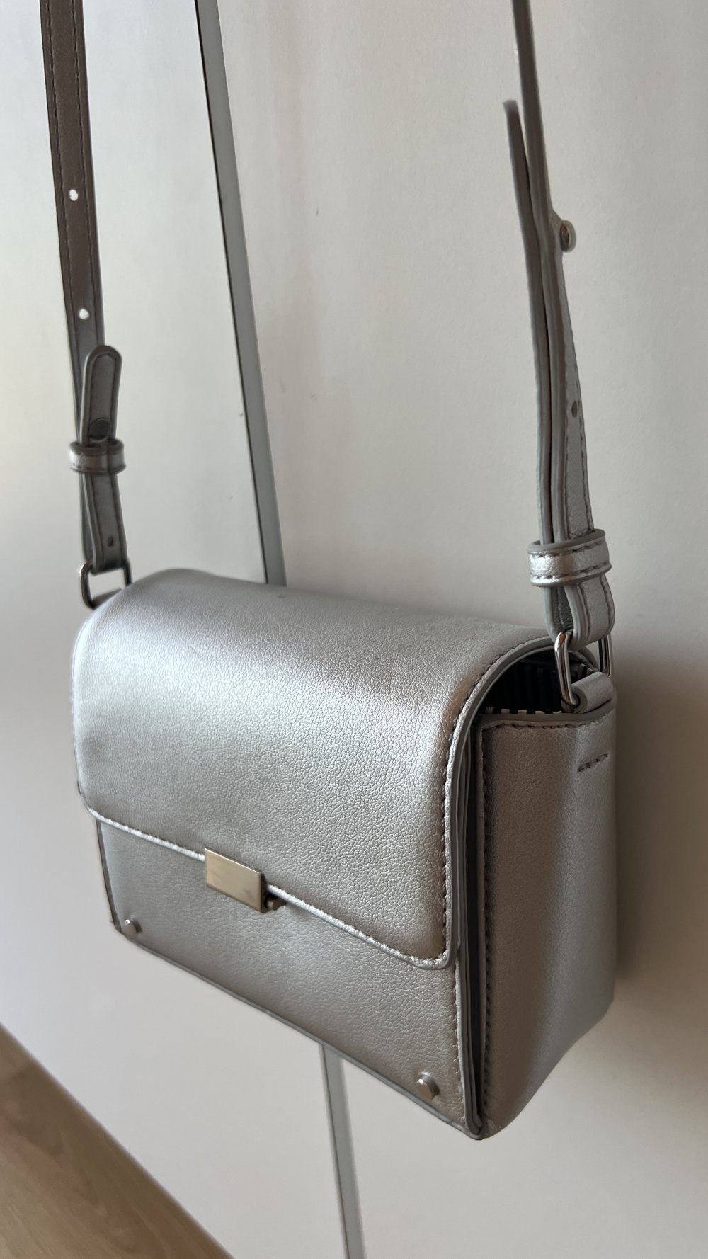 Silbrige kleine Handtasche