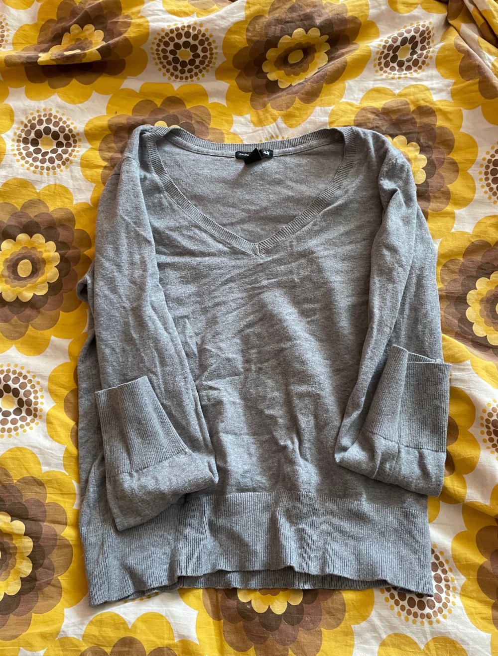 grauer Pullover
