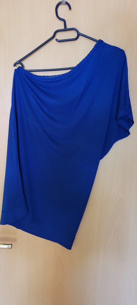 A-symmetrisches blaues Oberteil, eine Schulter frei