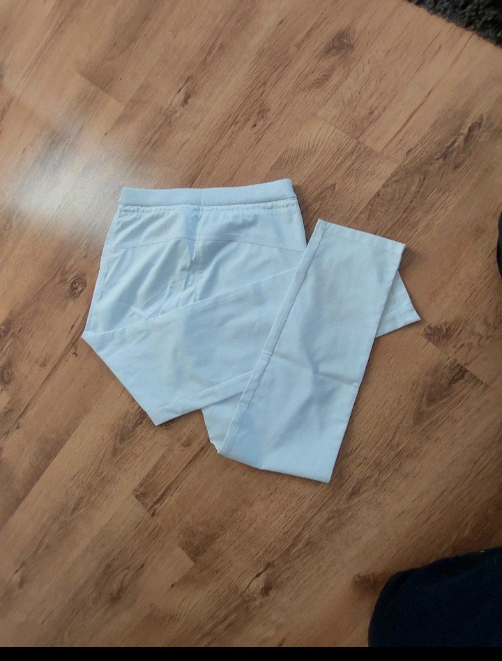 Figurbetonte Arbeitshose Pflege