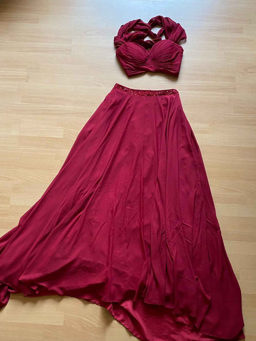 Zweiteiliges beerenrotes Ballkleid