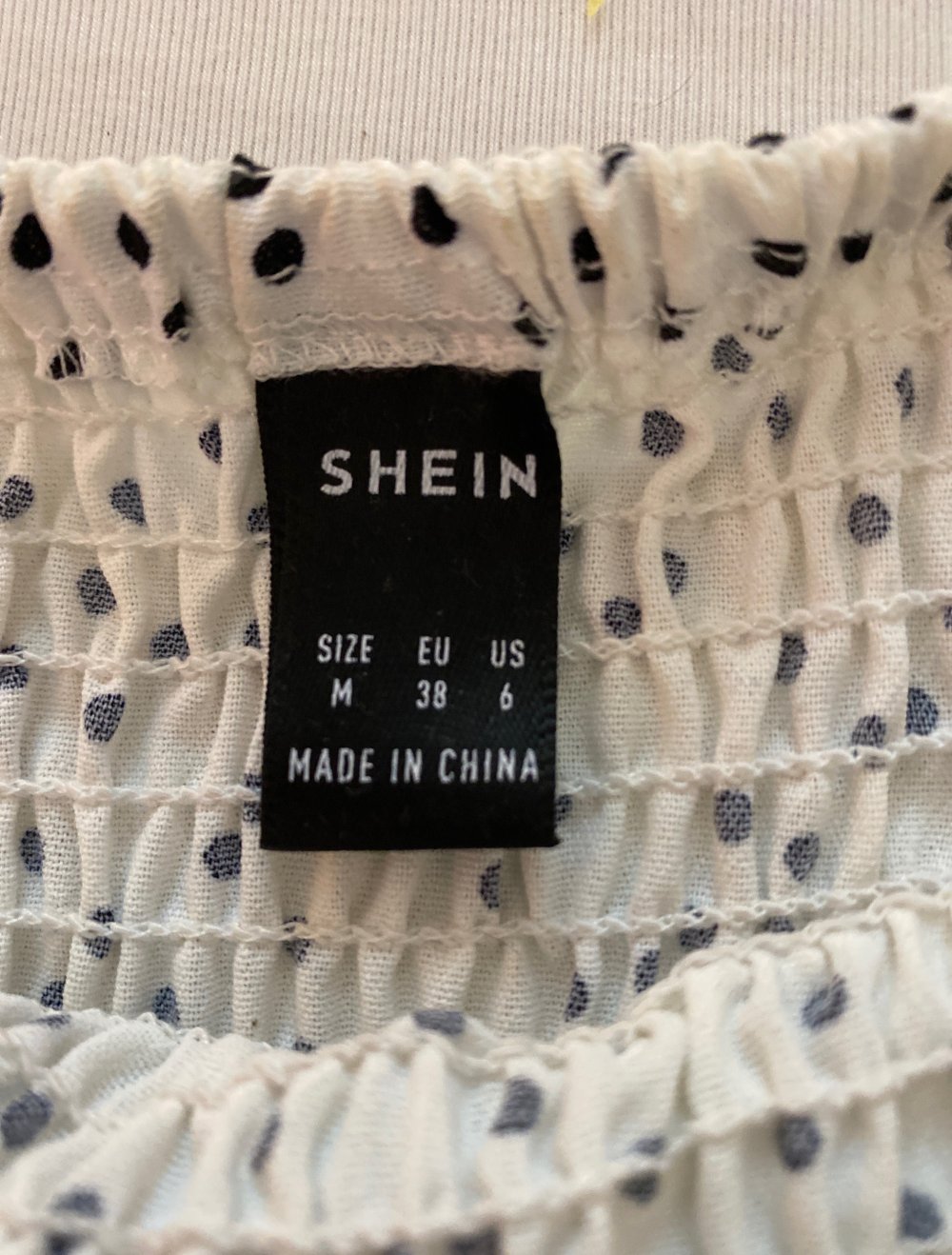 Kleid mit Punkten