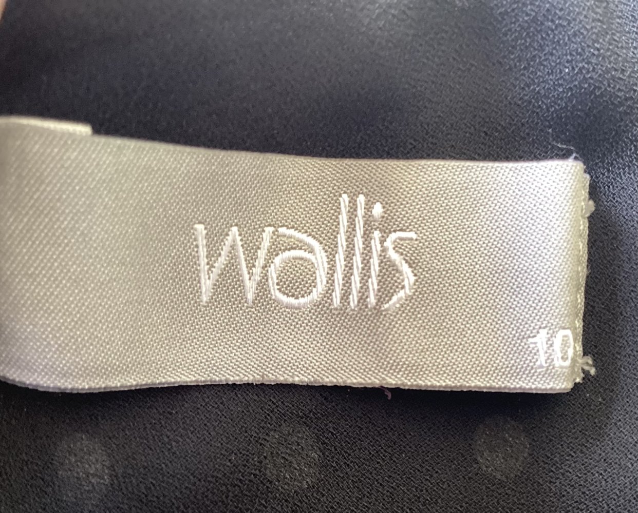 Hübscher Rock ,schwarz mit weißen Punkten von Wallis , Größe 10 /40
