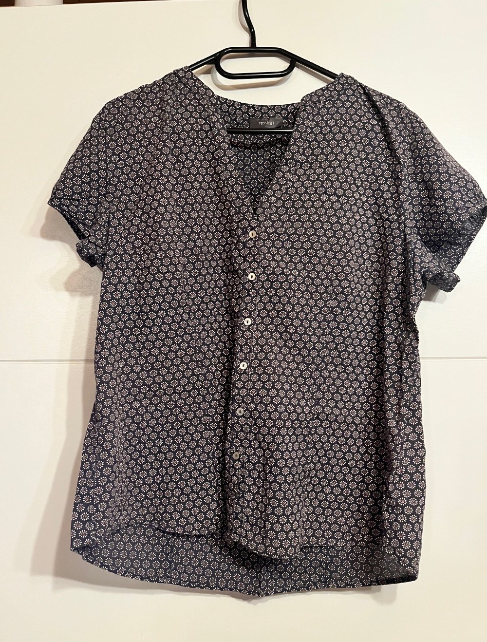 Bluse mit Knöpfen
