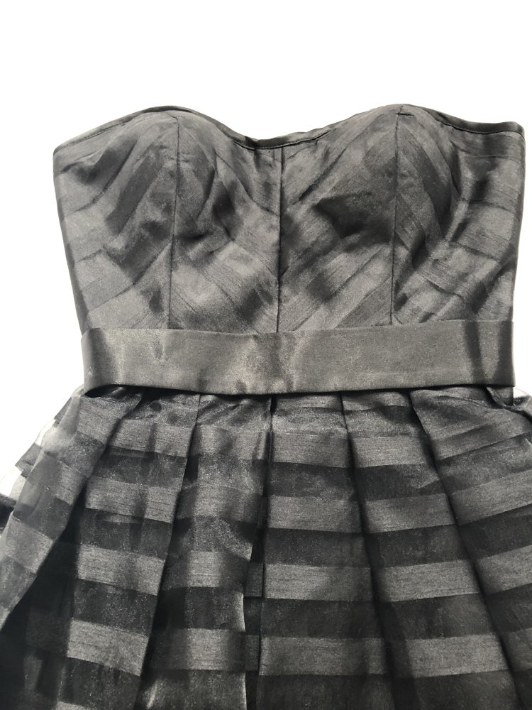 Schwarzes Kleid 