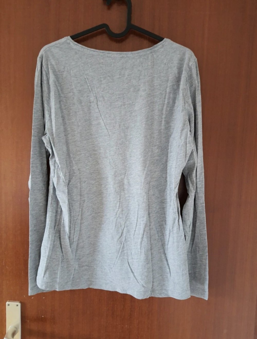 graues Langarmshirt