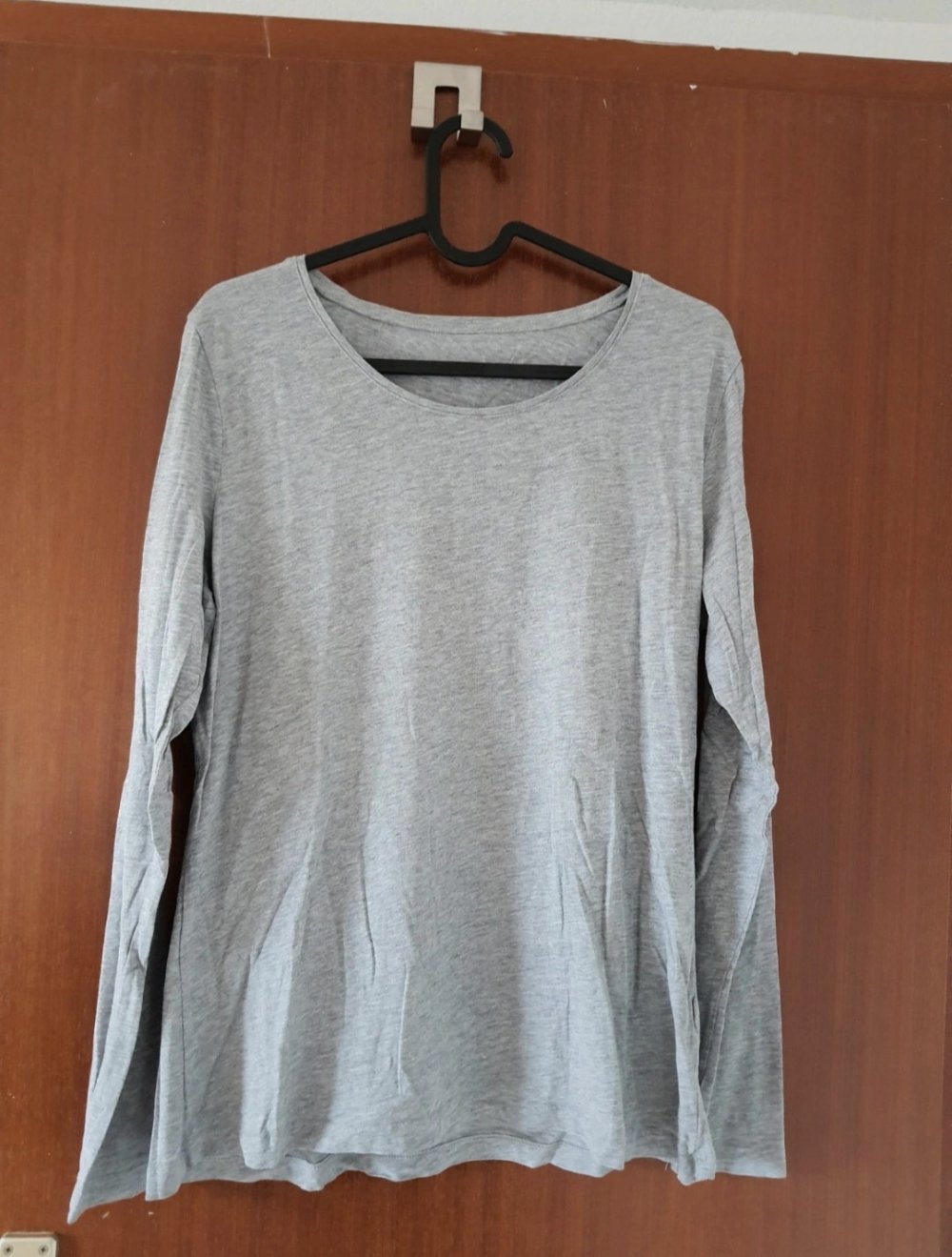 graues Langarmshirt