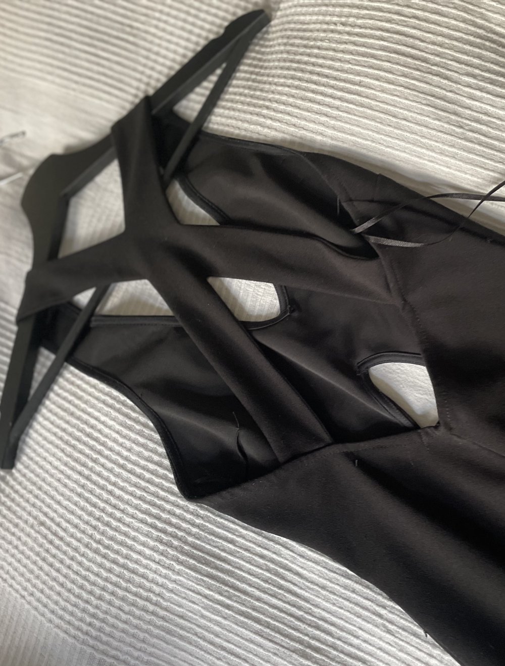 rückenfreies Kleid mit Ausschnitt vorne