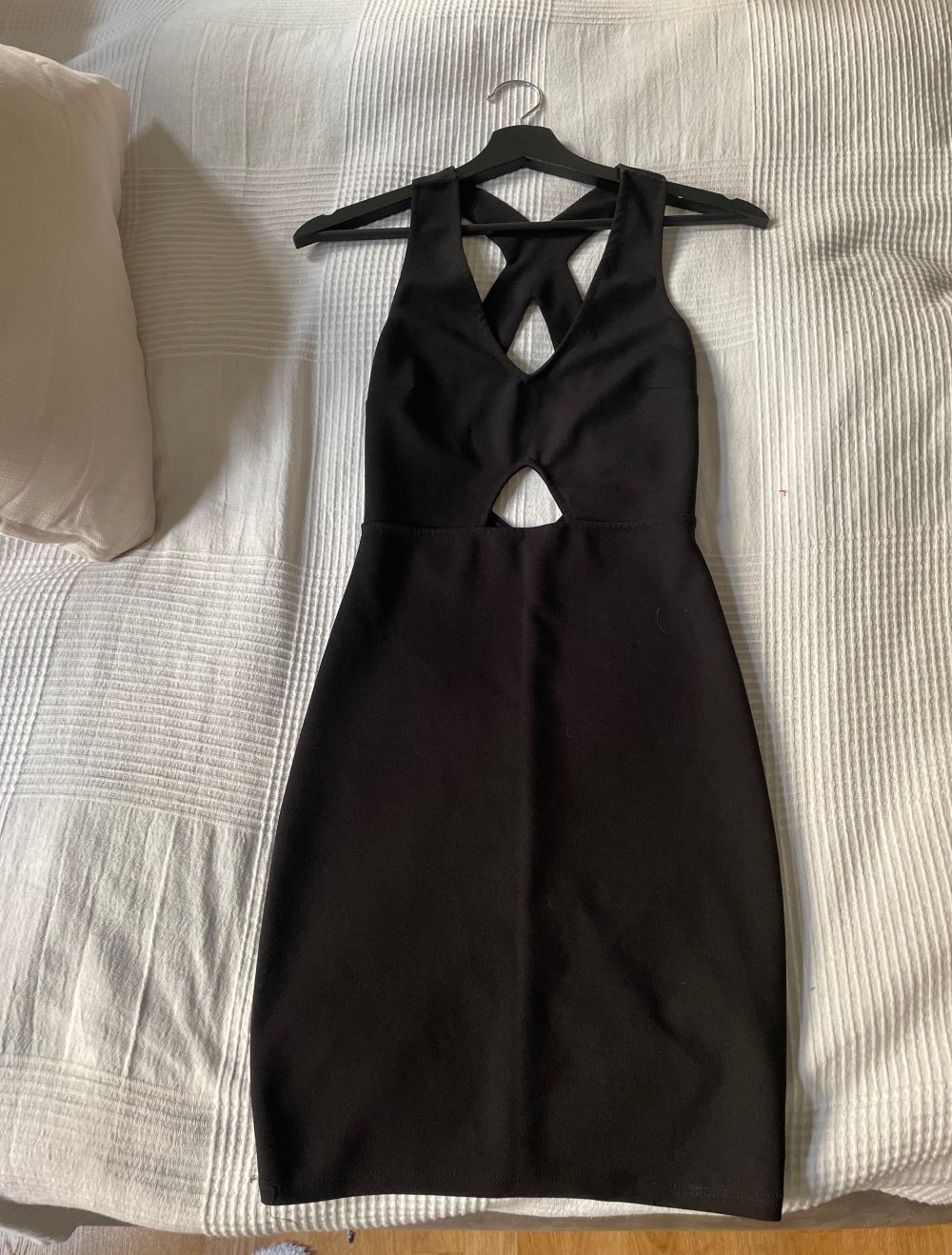 rückenfreies Kleid mit Ausschnitt vorne