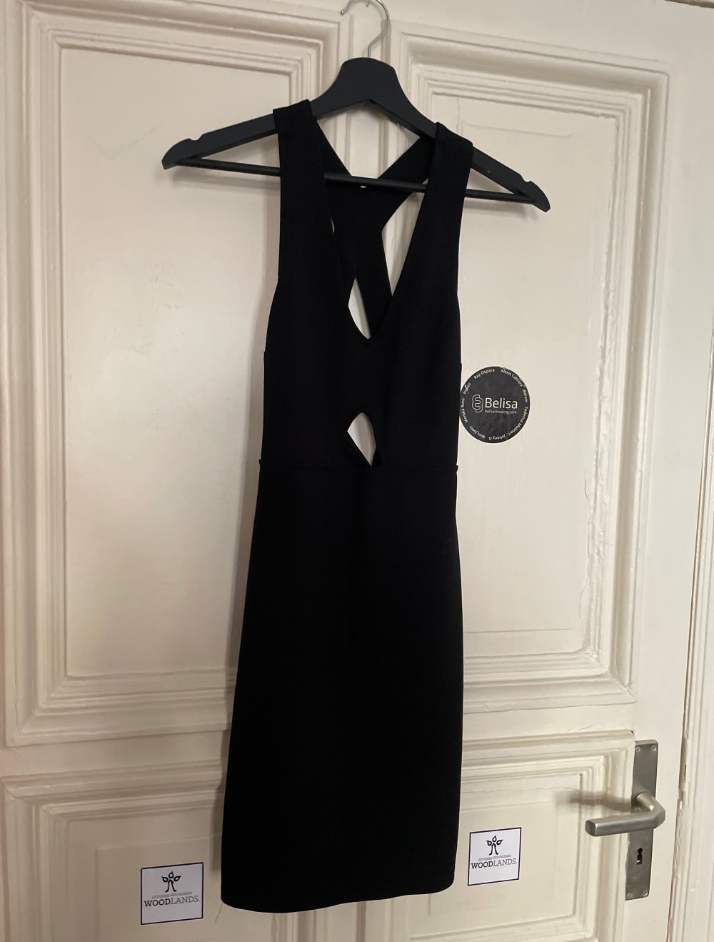 rückenfreies Kleid mit Ausschnitt vorne