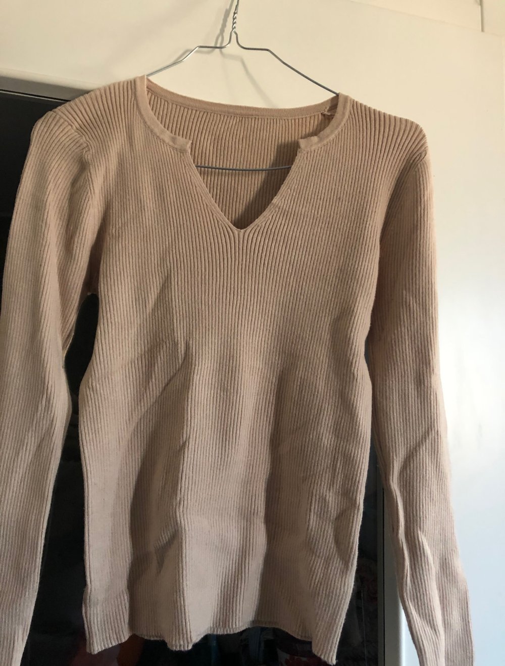 beiger Pullover mit V Ausschnitt