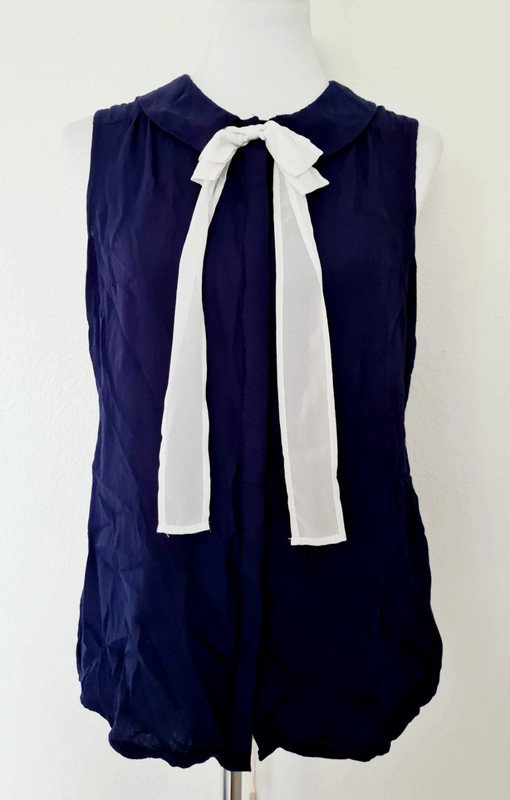 Dunkelblaue Bluse mit weißer Schleife