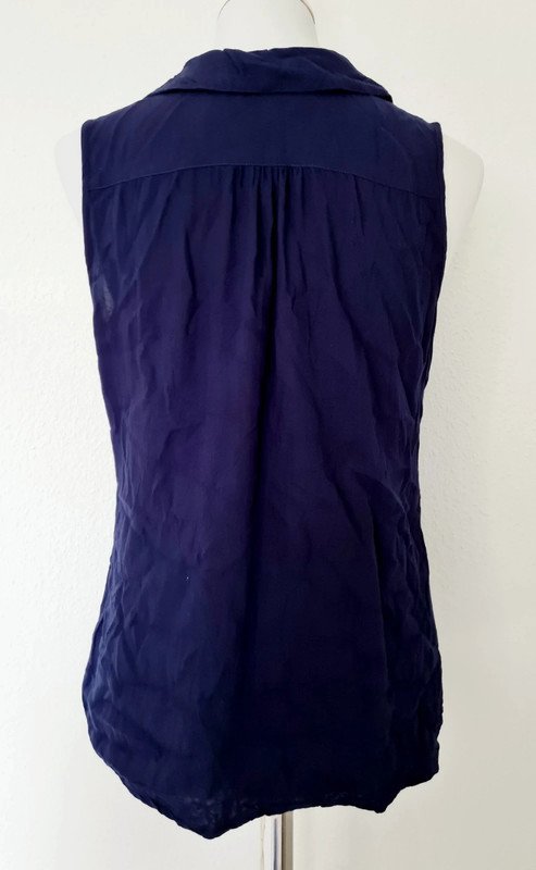 Dunkelblaue Bluse mit weißer Schleife