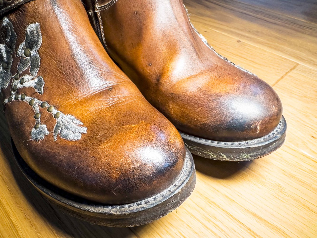 “We are” – HILDEB – coole Lederstiefel mit Verzierung Gr. 38