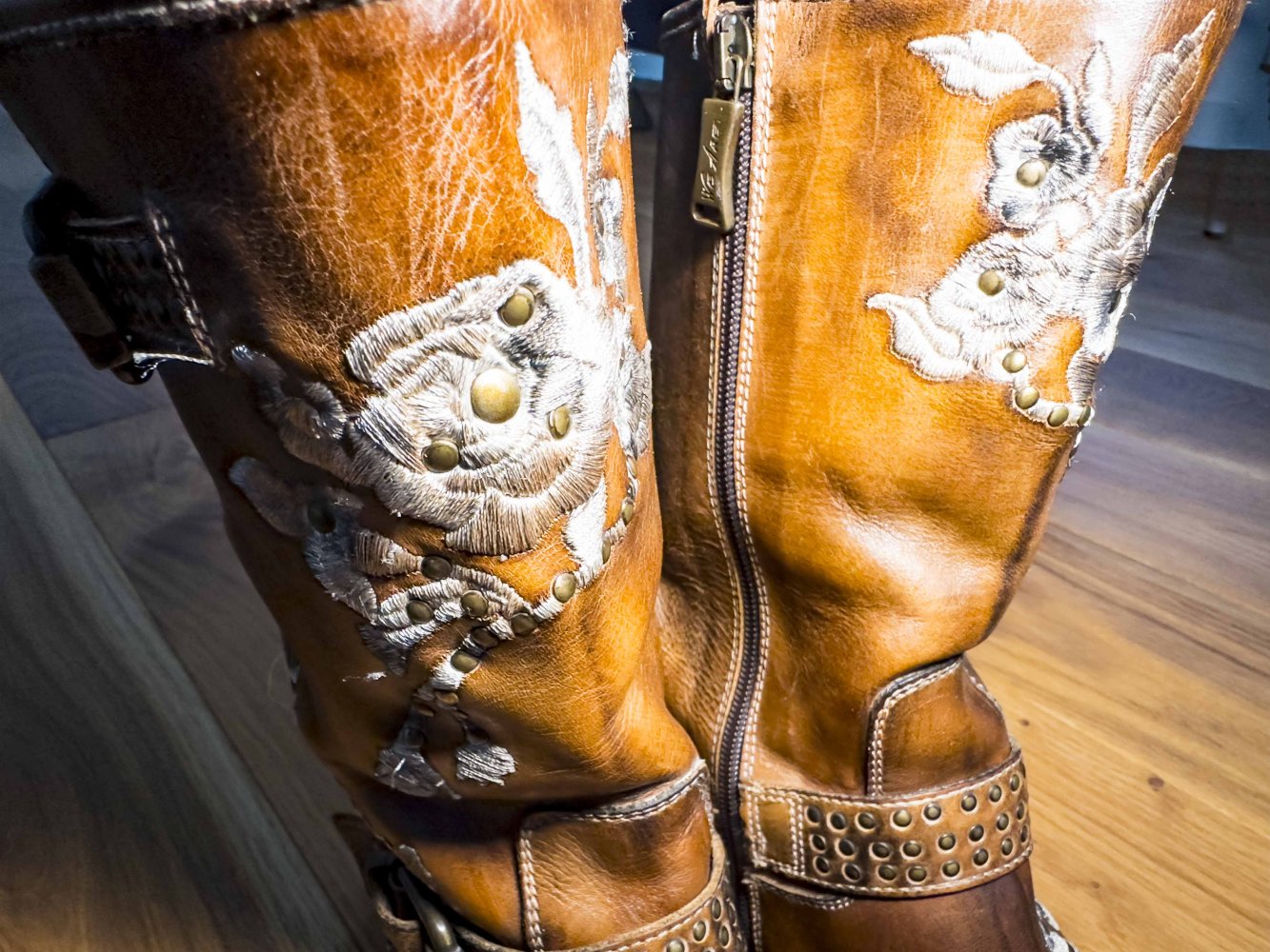 “We are” – HILDEB – coole Lederstiefel mit Verzierung Gr. 38
