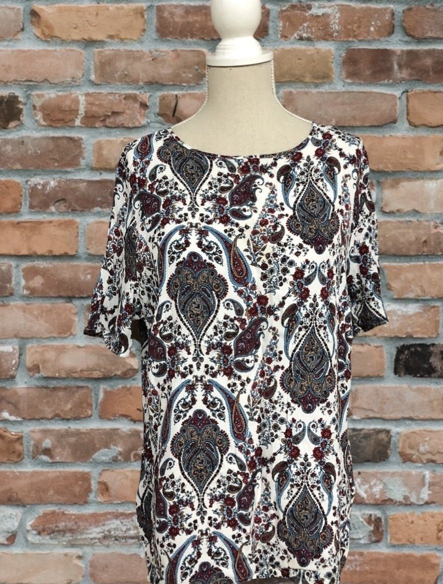 creme weiße T-Shirt Bluse mit buntem Paisley Muster