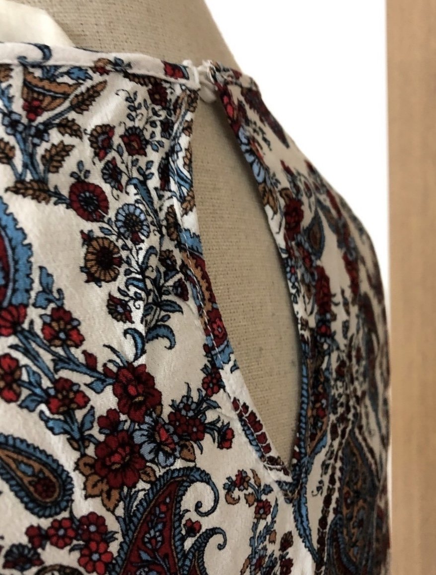 creme weiße T-Shirt Bluse mit buntem Paisley Muster