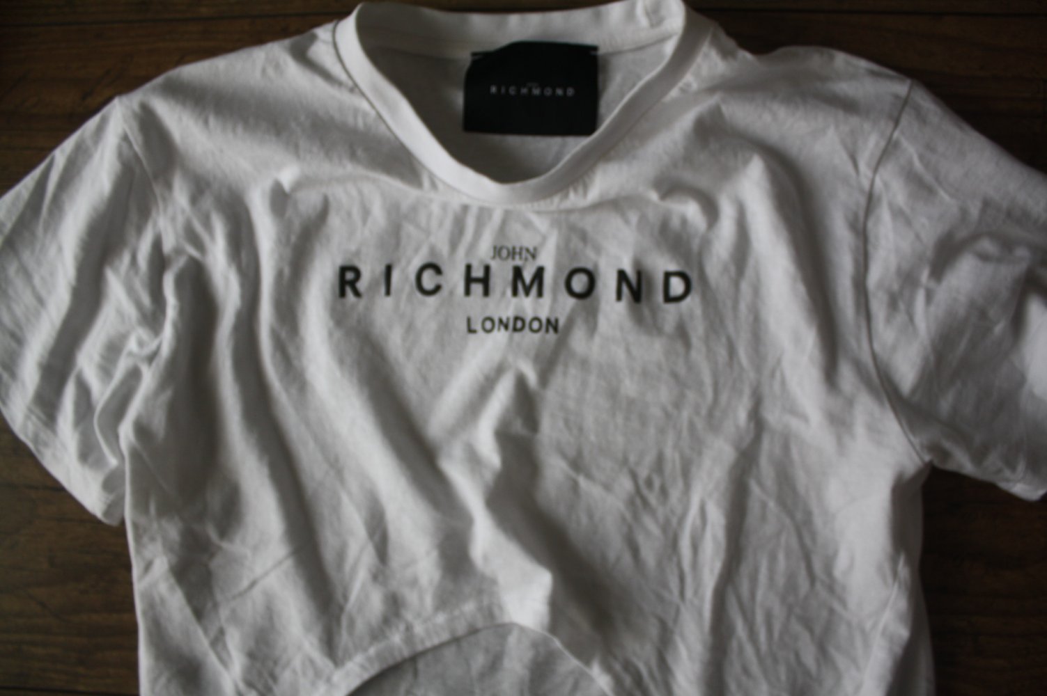 John Richmond London Baumwollshirt weisses Tshirt mit Cut Out vorn Gr S 36 wie neu, kaum angehabt