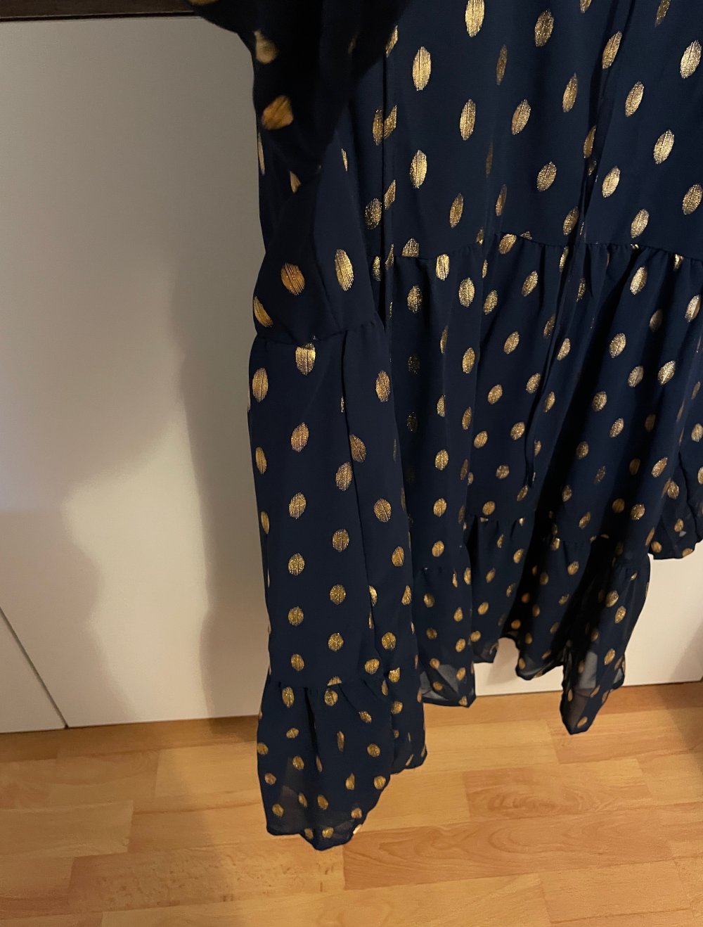 Neues Kleid mit goldenen Punkten