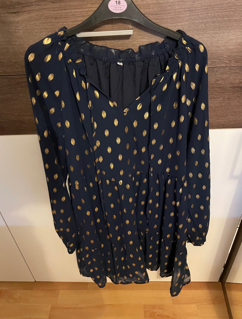 Neues Kleid mit goldenen Punkten